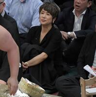 　土俵だまりで観戦する黒田知永子＝５月１５日、両国国技館（撮影・佐藤厚）