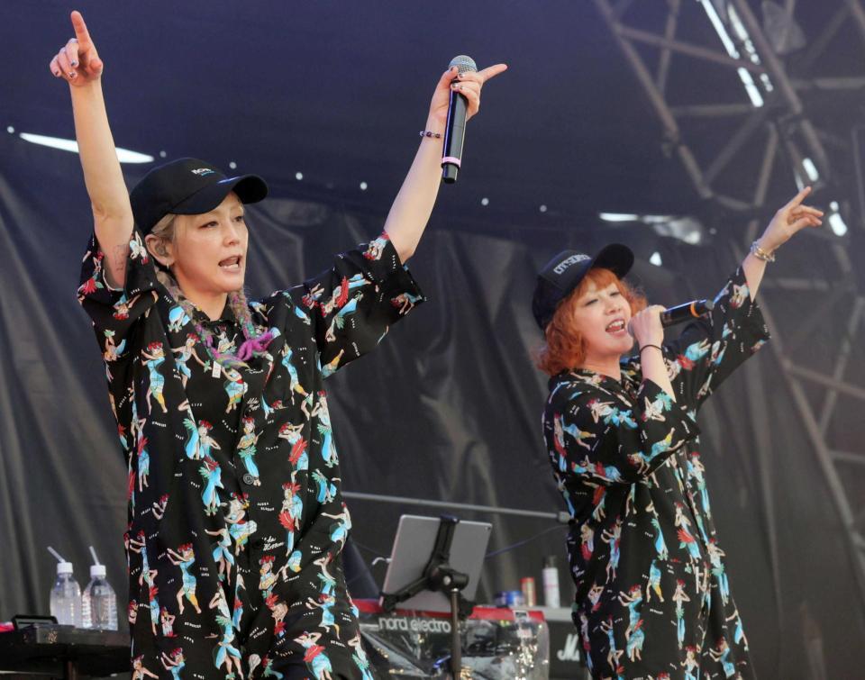 　熱唱するＰＵＦＦＹの吉村由美（左）と大貫亜美