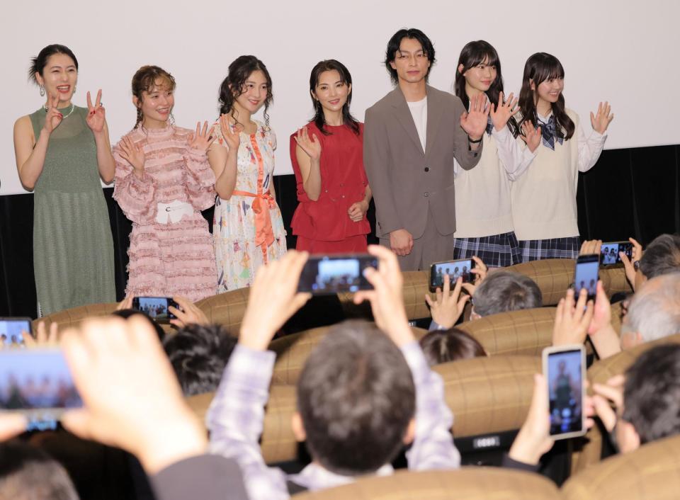 　客席に向かい手を振る（左から）宇野愛海、イトウハルヒ、内海誠子、田中麗奈、遠藤雄弥、星乃あんな、河村ここあ（撮影・棚橋慶太）