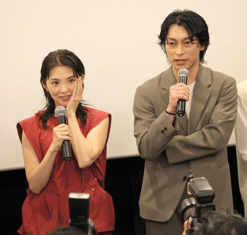 　遠藤雄弥（右）から告白され、照れる田中麗奈（撮影・棚橋慶太）