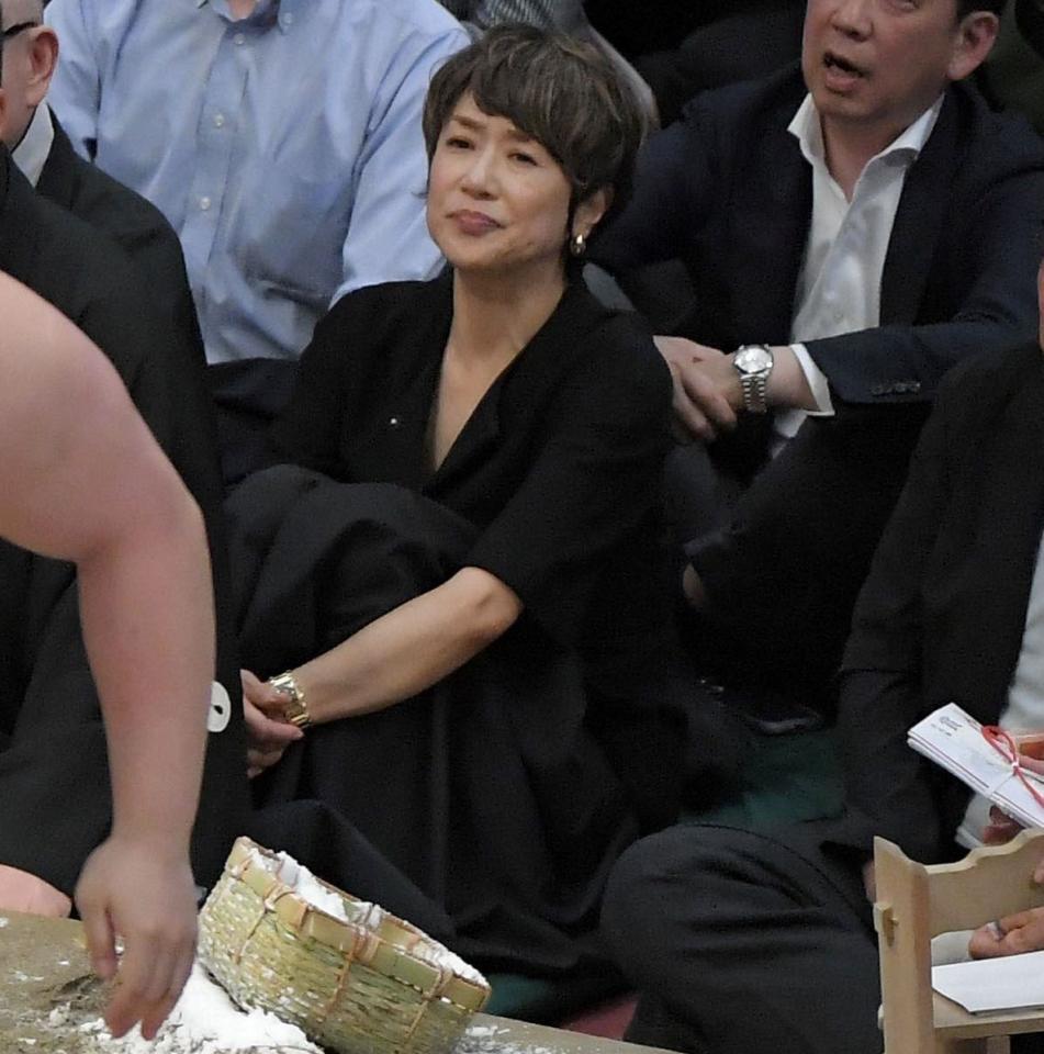 　土俵だまりで観戦する黒田知永子＝５月１５日、両国国技館（撮影・佐藤厚）
