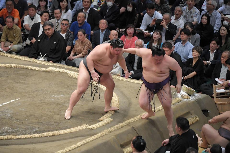 　５月１５日、大相撲五月場所５日目の両国国技館。前列右の黒い服の女性が黒田知永子