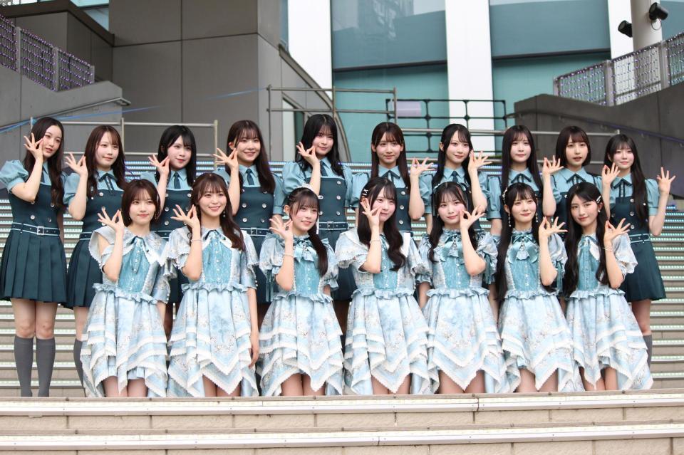 　ミニライブを開催した（前列左から）Ｒａｉｎ　Ｔｒｅｅの吉川海未、新野楓果、鈴野みお、綾瀬ことり、遠藤莉乃、佐藤莉華、朝宮日向、（後列左から）葉山莉瑚、市原紬希、加藤柊、仲俣美希、永瀬真梨、片瀬真花、橋本真希、百瀬紗菜、黒澤禾恋、水野乃愛