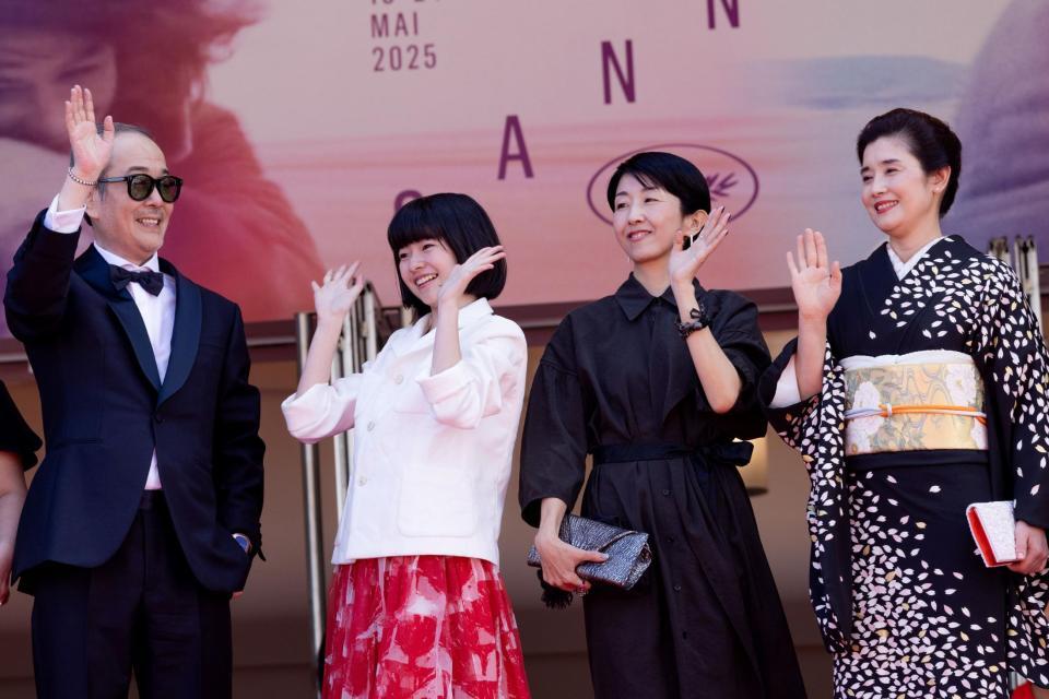 　カンヌ国際映画祭に出席した（左から）リリー・フランキー、鈴木唯、早川千絵監督、石田ひかり【©Ｋａｚｕｋｏ　ＷＡＫＡＹＡＭＡ】