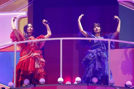 　踊る乃木坂４６の井上和（左）と中西アルノ　ⓒ鈴木健太（ＫＥＮＴＡ　Ｉｎｃ．）