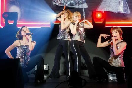 　パフォーマンスするＭＡＸ（撮影・田中聖太郎）