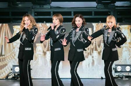 　パフォーマンスするＭＡＸ（撮影・田中聖太郎）