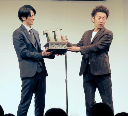 　優勝トロフィーを手に大阪で凱旋ライブを行ったツートライブ