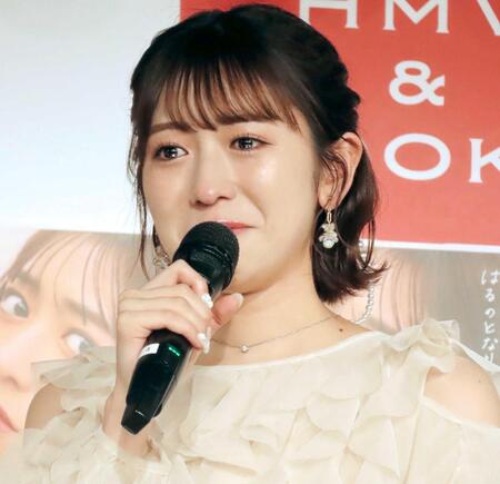 　初のソロ写真集発売に涙する小泉遥香