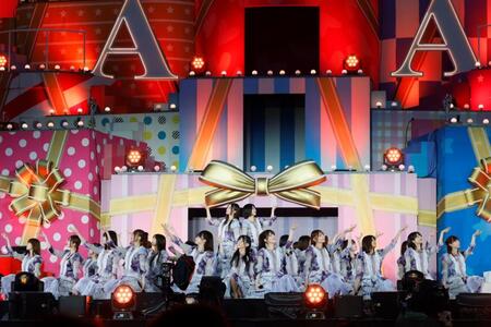 　会場を盛り上げる乃木坂４６　ⓒ鈴木健太（ＫＥＮＴＡ　Ｉｎｃ．）