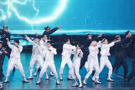 　日本初のスタジアム公演を完走したＳｔｒａｙ　Ｋｉｄｓの（左から）アイエン、スンミン、ハン、ヒョンジン、チャンビン、リノ、フィリックス、バンチャン（撮影：田中聖太郎）