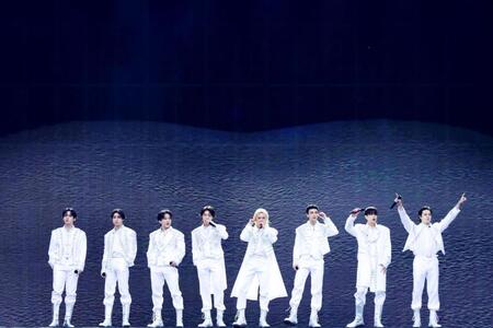 　日本初のスタジアム公演を完走したＳｔｒａｙ　Ｋｉｄｓの（左から）リノ、ハン、チャンビン、アイエン、フィリックス、ヒョンジン、スンミン、バンチャン（撮影：田中聖太郎）