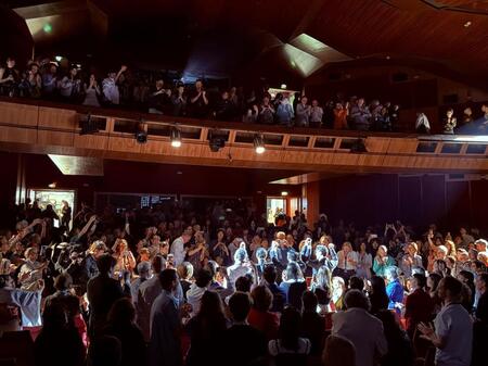 　会場からスタンディングオベーションで称賛される吉沢亮ら（中央）