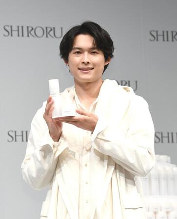 　商品をＰＲする松村北斗（撮影・園田高夫）