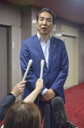 　コメに関する自身の発言を巡り、報道陣の取材に応じる江藤農相＝１９日、農水省（提供・共同通信社）