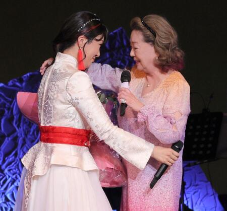 　市川由紀乃（左）に声をかける由紀さおり（撮影・棚橋慶太）