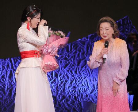 　サプライズで登場した由紀さおり（右）から花束を受け取り、涙する市川由紀乃（撮影・棚橋慶太）