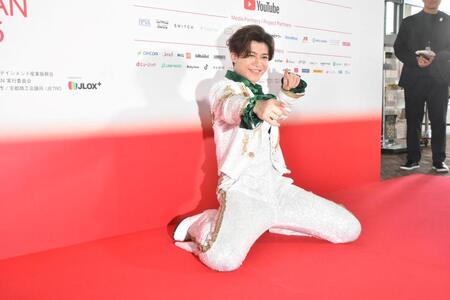 　“膝スラ”で喜びを表す新浜レオン