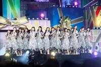 　パフォーマンスする乃木坂４６　ⓒ鈴木健太（ＫＥＮＴＡ　Ｉｎｃ．）