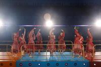 　パフォーマンスで盛り上げる乃木坂４６　ⓒ鈴木健太（ＫＥＮＴＡ　Ｉｎｃ．）