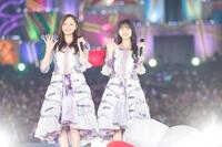 　笑顔で手を振る乃木坂４６の梅澤美波（左）と久保史緒里　ⓒ鈴木健太（ＫＥＮＴＡ　Ｉｎｃ．）