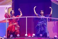 　踊る乃木坂４６の井上和（左）と中西アルノ　ⓒ鈴木健太（ＫＥＮＴＡ　Ｉｎｃ．）