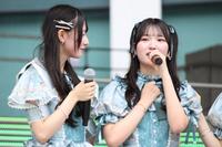 　センターに抜てきされ涙を流したＲａｉｎ　Ｔｒｅｅの遠藤莉乃（右）