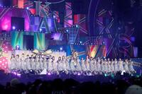 　会場を盛り上げる乃木坂４６　ⓒ鈴木健太（ＫＥＮＴＡ　Ｉｎｃ．）