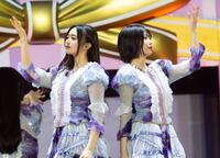 　井上和（左）と中西アルノ　Ⓒ鈴木健太（ＫＥＮＴＡ　Ｉｎｃ．）