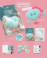 　ＳＨＩＮｅｅの公式Ｘ＠ＳＨＩＮｅｅより　４人の手が添えられたジョンヒョンさんのマスコット