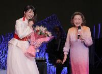 　サプライズで登場した由紀さおり（右）に激励され笑顔を見せる市川由紀乃（撮影・棚橋慶太）