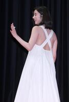 　背中の開いた衣装で笑顔の池田エライザ（撮影・金田祐二）