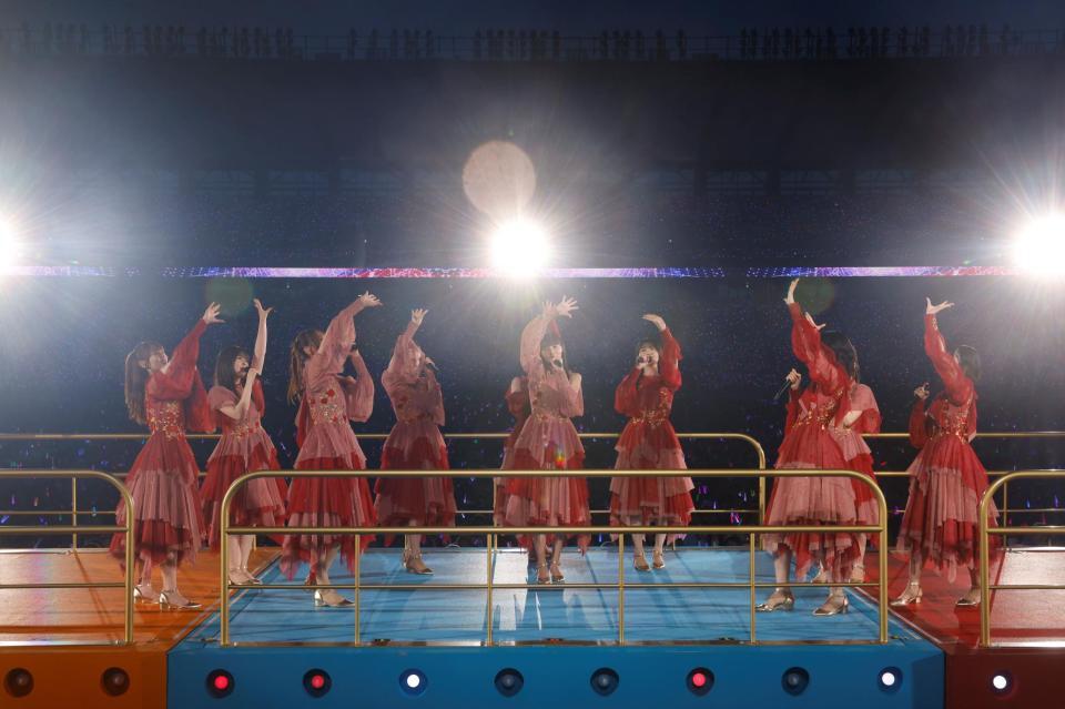 　パフォーマンスで盛り上げる乃木坂４６　ⓒ鈴木健太（ＫＥＮＴＡ　Ｉｎｃ．）