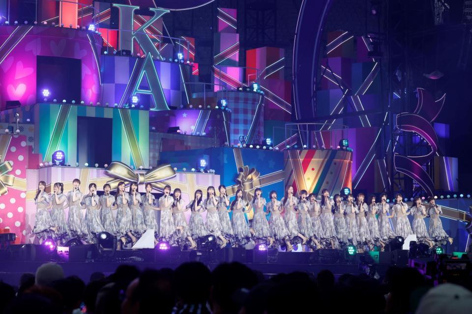 　会場を盛り上げる乃木坂４６　ⓒ鈴木健太（ＫＥＮＴＡ　Ｉｎｃ．）