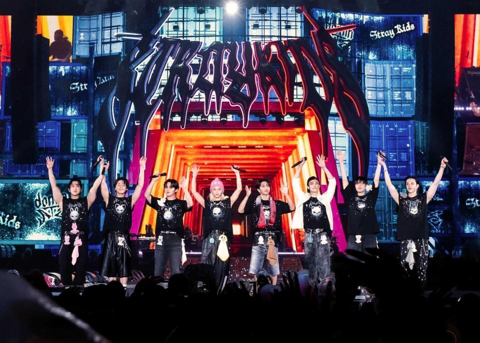 　日本初のスタジアム公演を完走したＳｔｒａｙ　Ｋｉｄｓの（左から）チャンビン、アイエン、リノ、フィリックス、ハン、ヒョンジン、スンミン、バンチャン（撮影・田中聖太郎）