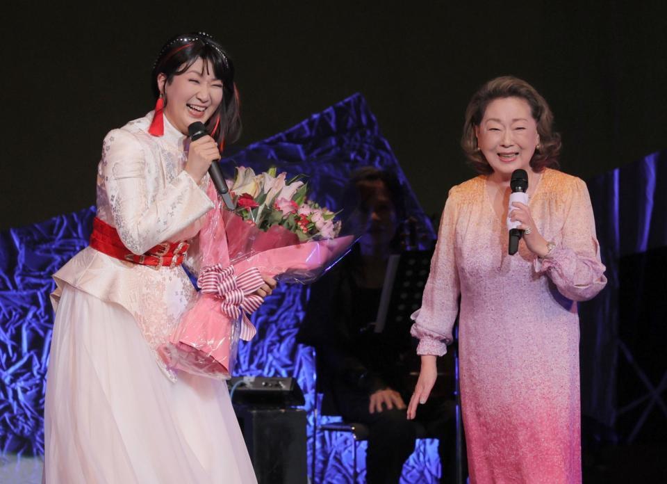 　サプライズで登場した由紀さおり（右）に激励され笑顔を見せる市川由紀乃（撮影・棚橋慶太）