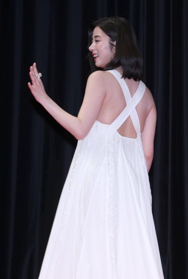 　背中の開いた衣装で笑顔の池田エライザ（撮影・金田祐二）