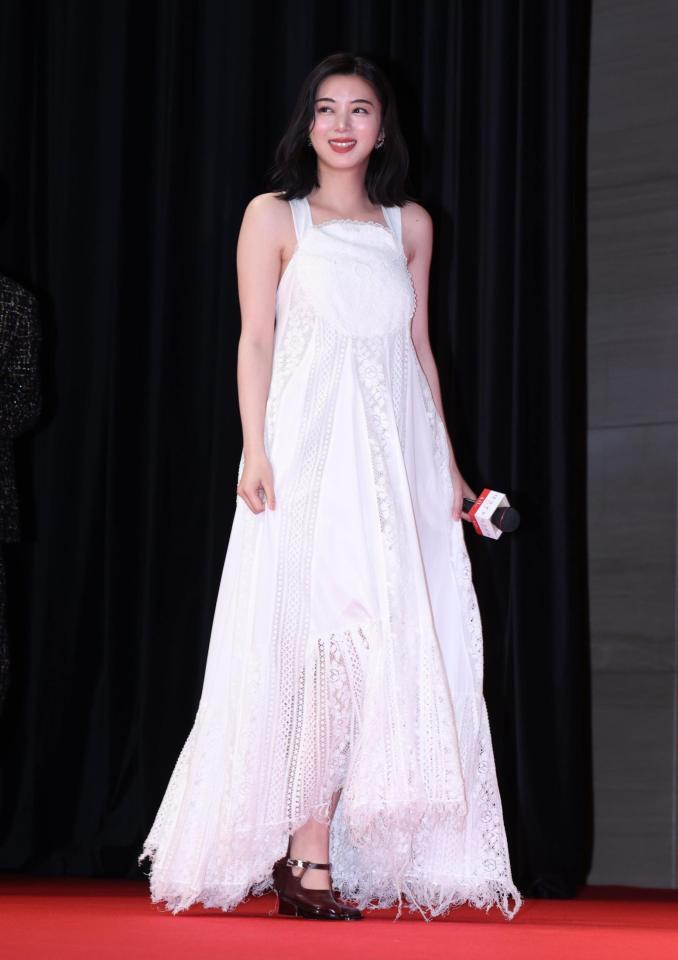 　白い衣装で登壇した池田エライザ（撮影・金田祐二）