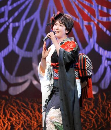 　新曲「朧（おぼろ）」を熱唱する市川由紀乃