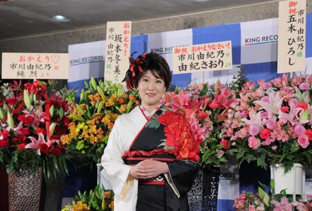 　囲み取材に応じる市川由紀乃（撮影・棚橋慶太）