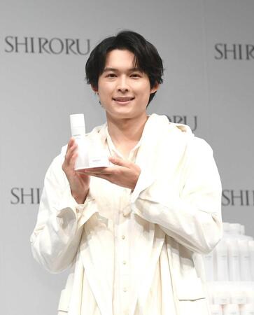 　商品をＰＲする松村北斗