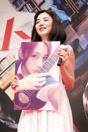 　学生時代の写真を披露する池田エライザ（撮影・金田祐二）