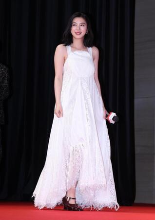 　白い衣装で登壇した池田エライザ（撮影・金田祐二）