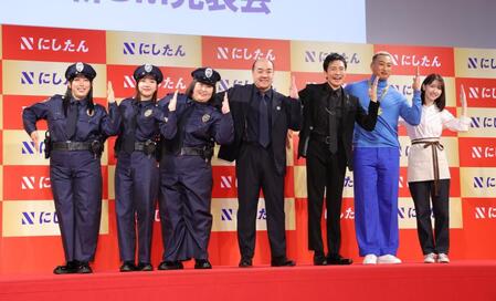 　Ｎポーズを決める（左から）３時のヒロイン（ゆめっち、福田麻貴、かなで）、西村誠司社長、郷ひろみ、関口メンディー、柏木由紀（撮影・西岡正）