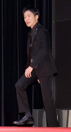 　登壇する郷ひろみ（撮影・西岡正）