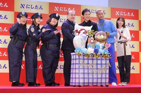 　西村誠司社長（中央）の５５歳の誕生日を祝福する（左から）３時のヒロイン（ゆめっち、福田麻貴、かなで）、郷ひろみ、関口メンディー、柏木由紀（撮影・西岡正）