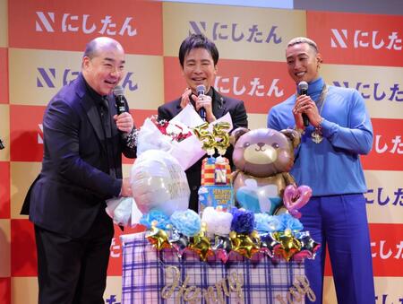 　西村誠司社長（左）の５５歳の誕生日を祝福する郷ひろみ（中央）と関口メンディー（撮影・西岡正）