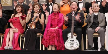 　笑顔で手を振る（左から）高木里代子、寺井尚子、由紀さおり、中村梅雀、山下洋輔（撮影・金田祐二）