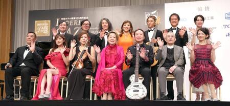 　笑顔で手を振る（前列左から）スインギー奥田、高木里代子、寺井尚子、由紀さおり、中村梅雀、山下洋輔、西村由紀江（後列左から）野口久和、神村晃司、菅井信行、Ｍｅｒｉ、小沼ようすけ、小山太郎、小沢咲希（撮影・金田祐二）