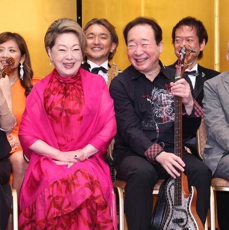 　演奏を披露した中村梅雀（右）と笑顔で話す由紀さおり（撮影・金田祐二）